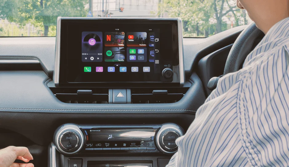 車内で動画アプリを利用する様子