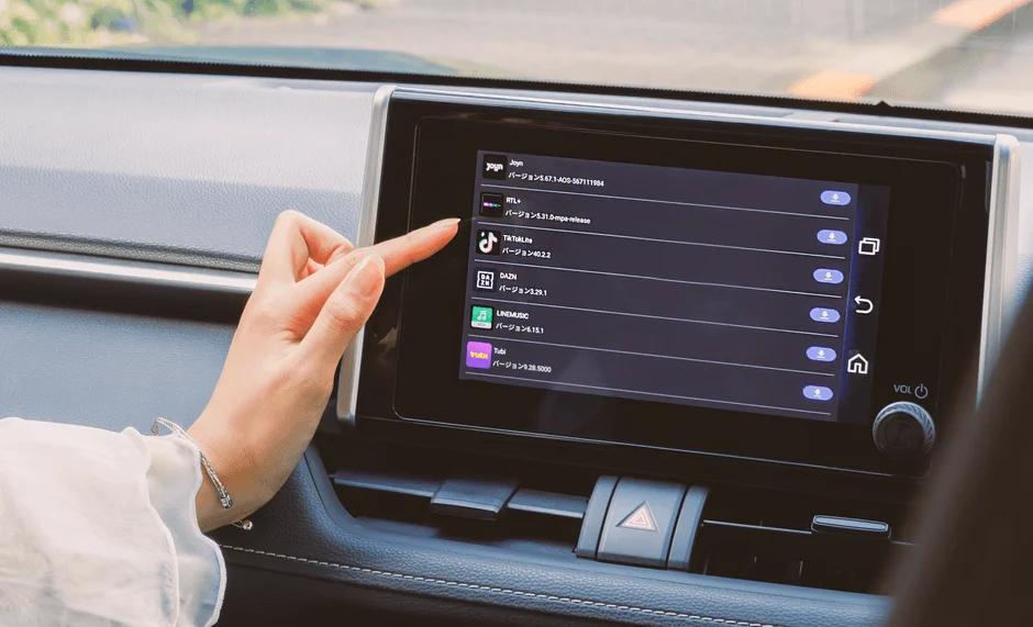 車内でアプリを操作する様子